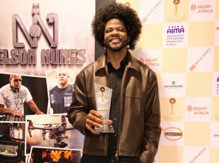 Kládio Hoshai recebe prémio no “Charme & Prestígio” e emociona comunidade migrante